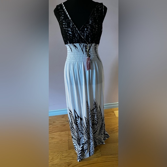 Ace Fashion Dresses & Skirts - BNWT Beautiful Flowy B&W Maxi Dress size L